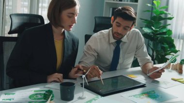 Profesyonel iş adamı, ESG 'nin çevresel yönetim tabletini kullanarak yöneticiye sürdürülebilir bir fikir sunuyor. Akıllı yönetici birlikte çalışarak temiz enerji kullanmayı planlıyor. Hizalama.