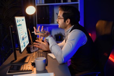 Gülümseyen akıllı işadamı, Mor Neon Dark Home Office 'in gelecek çeyreğinde ürün veritabanında iş grafikleri araştırma hedef pazarıyla uzaktan satış ekibiyle buluşacak. Tahmin et..