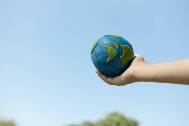 Dünya gezegenini ESG ilkesi ve çevre dostu enerjisiyle daha parlak bir gelecek için Dünya günü olarak tutan genç çocuklar. Döngü