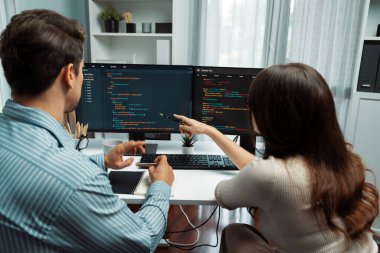 İki ekran ekranında yaratıcı web sitesi planlama yazılımını tartışan yetenekli geliştiriciler programı arka görüş konseptiyle ofiste tasarımı analiz eden tam yığın veri. Varsayım.