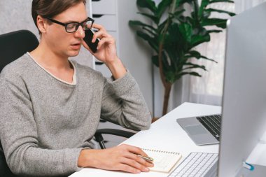 İş ortağıyla birlikte arayan işadamı, pazarlama analizi analiziyle finansal teknolojiyi yatırım yapmak için merkez ofisteki satış kanalları için yazılan bildiri metninde analiz yapmak istiyor. Bireysel.