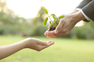 Ekonomik sorumluluk üzerine kurulmuş, CO2 emisyonunu azaltan ve sürdürülebilir gelecek için ESG ilkesini benimseyen bir iş adamı. Gyre