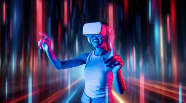 Meta-meta 'da siber punk stilinde ayakta duran zeki kadın metaevrene bağlı VR kulaklık takıyor, gelecekteki siber uzay teknolojisi kullanıyor, kadın sanal gerçekliğe dokunan bir nesne kullanıyor. Halüsinasyon.