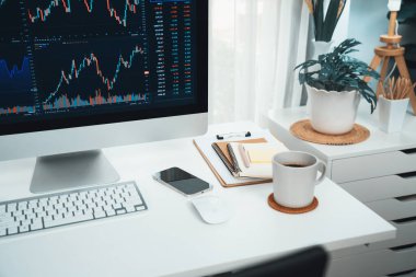 Dinamik borsa bilgisayar ve dizüstü bilgisayar ekranında grafik görüntüsü. Tüccarlar için stok grafik ekran ile çalışma alanı. Stok grafik ekranlı çalışma alanı. Tatlandırıcı.