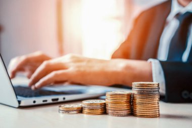 Para para birimiyle çalışan bir iş adamı. Yatırım büyümesi ve tasarruf kavramı. uds