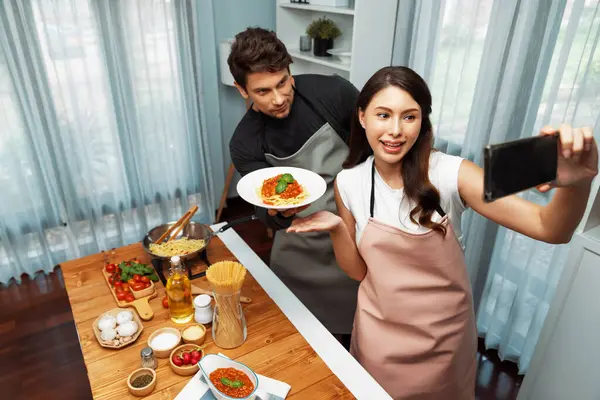 Hacer Foto Selfie Pareja Influencers Chef Espaguetis Completamente Cocidos Con Fotos De Stock Sin Royalties Gratis