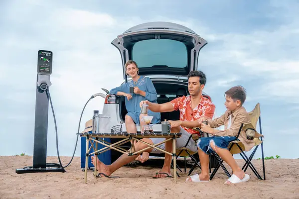 Aile Tatili Gezisi Plajda Elektrikli Arabayla Seyahat Mutlu Aile Arabaları — Stok fotoğraf