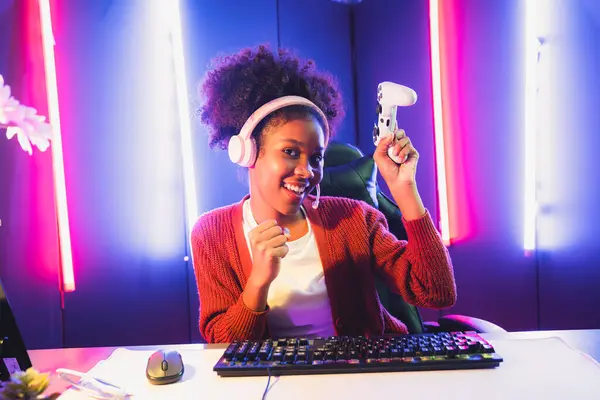 Afro Amerikaanse Meisje Gaming Streamer Team Winnaar Spelen Online Vechten — Stockfoto