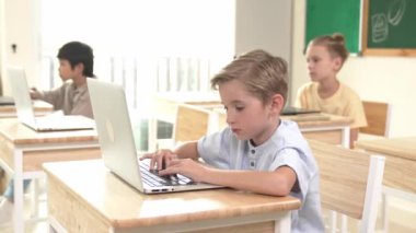 Kafkas akıllı çocuk yazılım sistemi programlama ve mühendislik kodları hakkında çok kültürlü araştırmalar yaparken kodlamayı öğrenme. Mutlu çocuk dizüstü bilgisayar kullanarak mühendislik dersi vermeyi düşünüyor. Pedagoji.