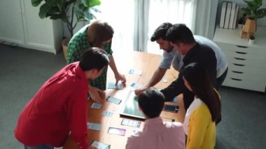 Ux, Ui tasarım ekranında tablet kullanırken fikir ve tasarım sistemini tartışan çeşitli iş adamlarının üst görünümü. Çok kültürlü bir çalışma ve planlama stratejisi. Cemaat.