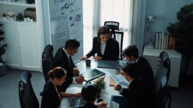 Toplantı odasındaki tabletin mali istatistik tablosuna bakan müdürün üst görüntüsü. Yatırım verilerini analiz etmek ve mali strateji planlamak için birlikte çalışan bir grup iş adamı. Müdürlük.