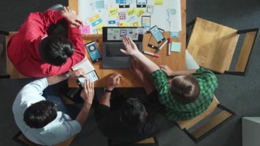 Proje yöneticisinin cep telefonu arayüzü için Ux Ui tasarımı üzerinde çalışırken beyin fırtınası zihin haritası kullanarak yazılım programı tasarlamasının en üst görünümü. Zaman aşımı. Cemaat.