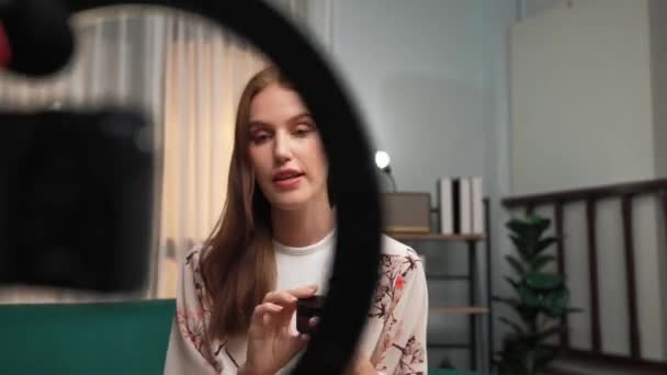 Kvinna Påverkare Skjuta Live Streaming Vlog Video Översyn Makeup Prim — Stockvideo