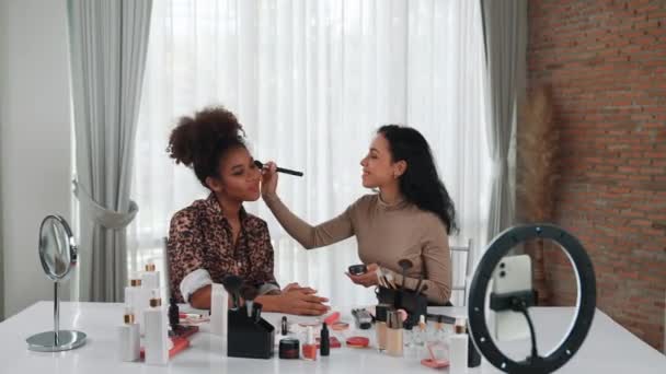 Dos Mujeres Influencer Disparar Transmisión Vivo Vlog Revisión Vídeo Maquillaje — Vídeo de stock