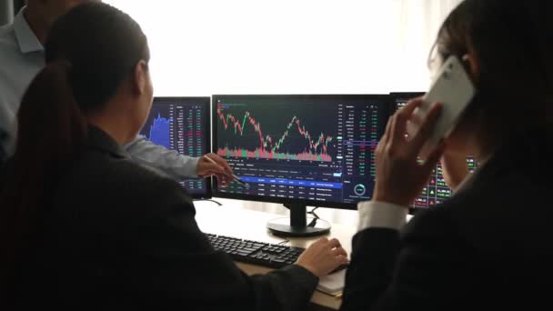 Inversores Negocios Cámara Lenta Compañía Comercio Acciones Que Analizan Comercialización — Vídeo de stock