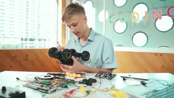 High School Dreng Fastsættelse Bil Model Med Laptop Elektrisk Værktøj – Stock-video