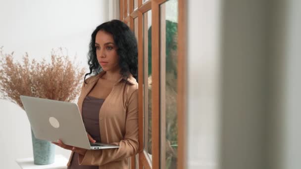 Afroamerikansk Kvinna Som Använder Bärbar Dator För Avgörande Arbete Internet — Stockvideo