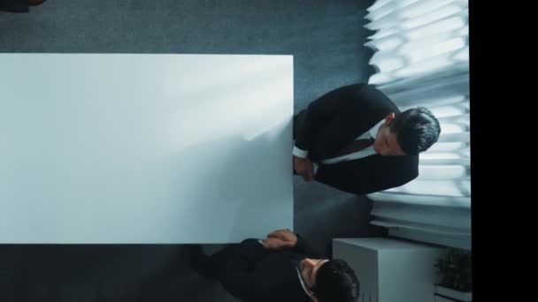 관리자가 흔드는 비즈니스 마케팅 계획의 아래로 계약의 사무국장 — 비디오