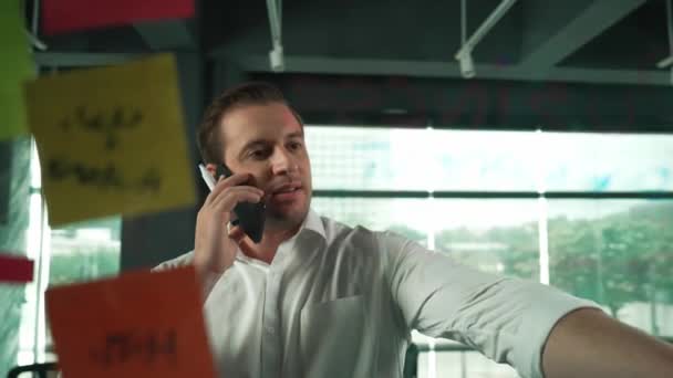 Професійний Бізнесмен Робить Телефонний Дзвінок Клієнтам Дивлячись Ідею Маркетингової Стратегії — стокове відео