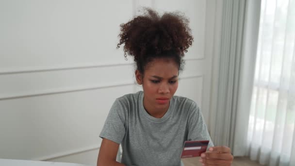 Gestresste Jonge Vrouw Heeft Financiële Problemen Met Credit Card Schuld — Stockvideo