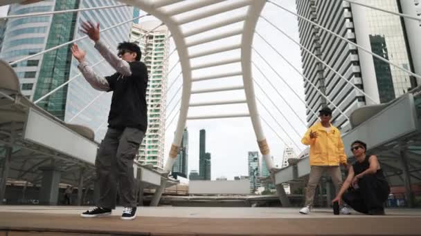 プロの多文化ダンサーのグループが応援しながら アジアのヒップスターは低角度のカメラを持つ人々に囲まれた都市の足跡を行います ブレイクダンスコンセプト アウトドアスポーツ 2024 スプライトリー — ストック動画
