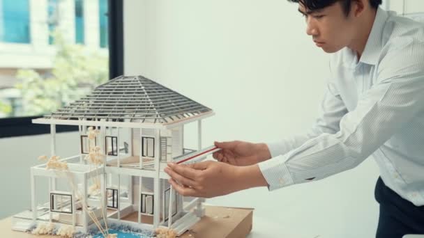 Detailní Záběr Profesionálního Muže Architekt Inženýr Měřit Dům Model Pomocí — Stock video