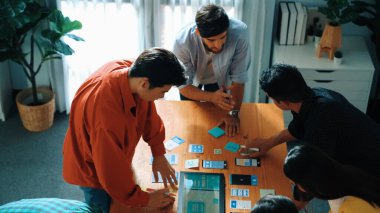 UX Ui tasarımını karşılaştırmak ve planlamak için birlikte çalışan ekibin alt görüşü. Yaratıcı çeşitlilikteki iş adamları günlük giysiler içinde pazarlama stratejisini tartışıyor ya da başlangıç projesine yatırım yapıyorlar. Cemaat.