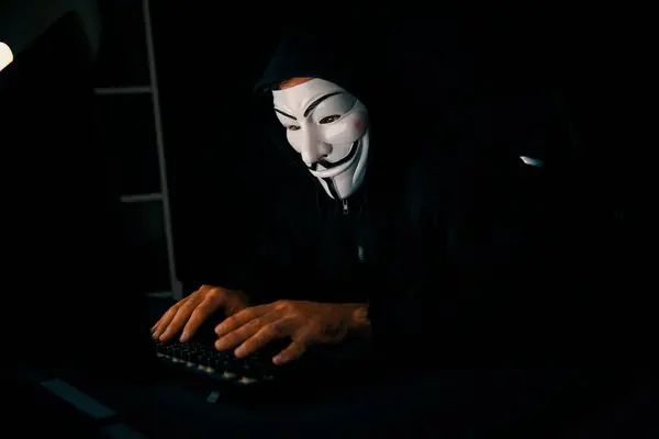 Witte Glimlachende Criminele Anonieme Masker Installeren Virus Encryptie Programmering Door — Stockfoto
