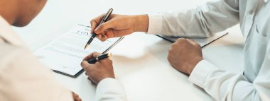 Şirket avukatının ya da hukuk bürosundaki avukat servisinin yardımıyla balyayla ilgili sözleşme imzalama belgesi. İşletme yatırımı ve yasal işlemlerin tamamlanması. Kurnaz.