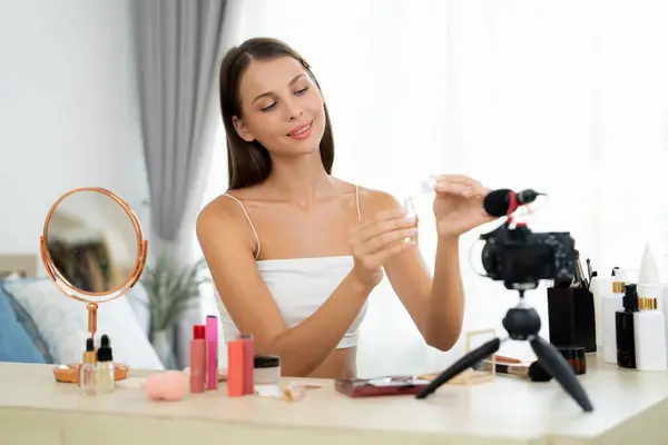 Sosyal Medya Için Güzellik Kozmetik Video Içeriği Hazırlayan Genç Bir — Stok fotoğraf