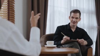 Psikolojik konsültasyon zihinsel problemde iyileşme kaydediyor, genç hasta terapi seansında, psikiyatrist de akıl hastalıkları konusunda tanı koyuyor. Zihinsel tedavi seansı. Düzenle