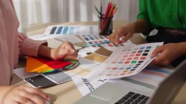 Grafik tasarımı için renk seçimi yapan ve beyin fırtınası yapan iki tasarımcının el kapanışı ya da tasarımcı bürosunda krom danışmanlığı isteyen bir müşteri. Değiştirilmiş