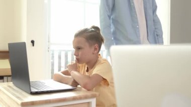 Kafkasyalı öğretmen Asyalı öğrenci kodlama mühendisliğine yardım ederken çeşitli öğrenciler yapay zeka yazılımı kullanıyor. Zeki, mutlu, çekici çocuklar, oturma ve programlama sistemi. Eğitim. Pedagoji.