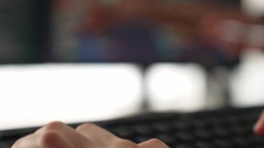Bilgisayar programlama için bilgisayar geliştirici mühendisinin kapanış eli. Yazı yazma kodunun ayıklanması, monitörde karmaşık algoritmaların çözümü üzerinde birlikte çalışıyor. Filizlenen