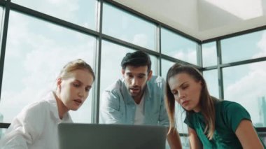 Yetenekli iş adamlarından oluşan bir grup pazarlama planı hakkında fikir paylaşıyor. Profesyonel iş ekibi birlikte çalışıyor, tartışıyorlar, toplantı masasında dizüstü bilgisayarla konuşuyorlar, şehir manzaralı belgeler hazırlıyorlar. İzleme