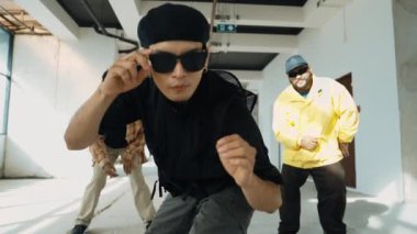 Çok kültürlü dansçılar sokak dansı yapıyor ve hip-hop müziğine geçiyorlar. Profesyonel hipster grubu gökyüzü kavgacı görünümlü bir binada serbest stil müzik eşliğinde dans ediyor. Açık hava sporu 2024 hiphop..