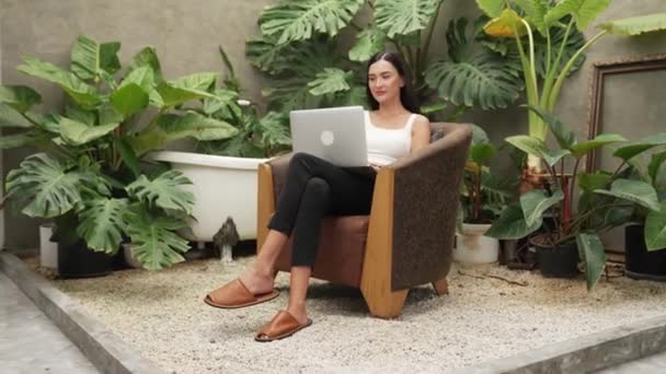Nowoczesna Młoda Kobieta Pracująca Zdalnie Lub Relaksująca Samotności Minimalistycznego Architektonicznego — Wideo stockowe