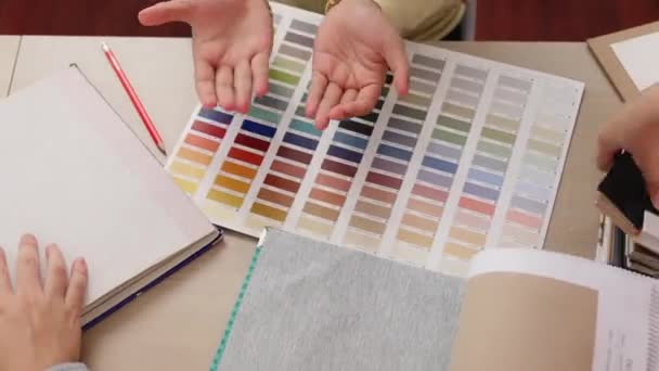 Ręczne Zbliżenie Architekt Projektant Wnętrz Prezentując Materiał Tekstylny Kolor Palety — Wideo stockowe