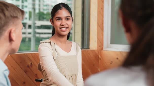 Młody Student Uśmiechający Się Podczas Słuchania Innych Uczniów Spotkaniu Lub — Wideo stockowe