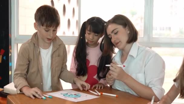 Panoramaaufnahme Von Glücklichen Vielfältigen Schülern Und Intelligenten Lehrern Die Zeichnen — Stockvideo