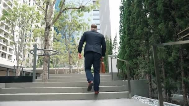 Yeşil Şehirde Bavulunu Tutarken Resmi Takım Elbiseli Beyaz Bir Müdürün — Stok video