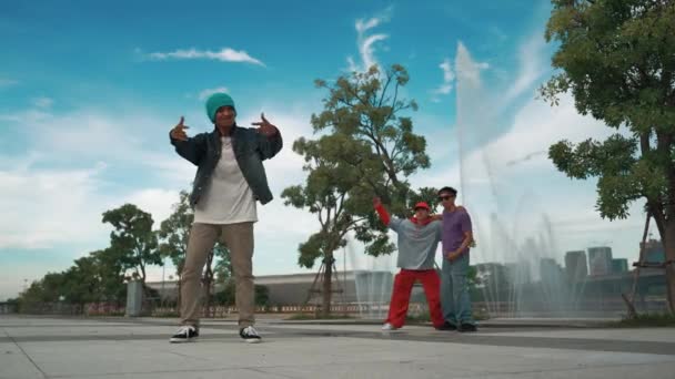 专业迷人的嬉皮士用喷泉表演街头舞蹈 中迷人英俊男子的镜头是练习男孩步法的 蓝色背景 现代生活方式 2024年户外运动 神气活现 — 图库视频影像