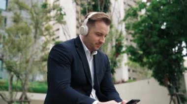 İş adamları onun kulaklığını takarak telefon açık şarkısını dinliyor ya da Green City 'de pazarlama ekibiyle sohbet ediyor. Happy proje yöneticisi telefon beklerken şarkıya geçiyor. Urbane.