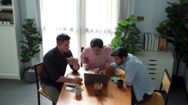 İş adamlarının dizüstü bilgisayara bakarken el çırpıp başarılı bir projeyi kutlamak için beşlik çakması ya da toplantılarda satışları yapışkan notlarla artırması. Cemaat.