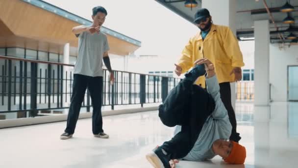 Profesyonel Hipster Hip Hop Dansı Yapıyor Etrafı Çok Kültürlü Arkadaşlarla — Stok video