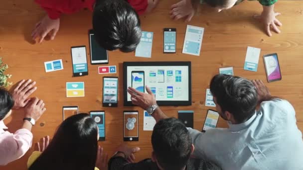 Top Visning Software Udvikler Team Søger Design Til Mobiltelefon Interface – Stock-video