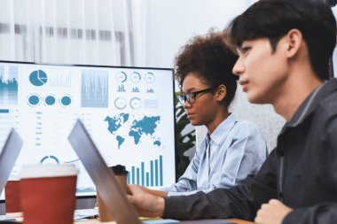 Genç Asyalı iş kadını modern toplantıda TV ekranında veri analizi paneli sunuyor. Bir grup iş adamıyla konferans odasında iş sunumu. Uyum