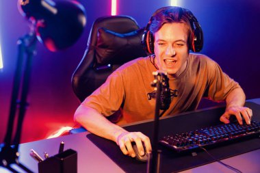 Kazanmak için çevrimiçi oyun oynayan akıllı flama makinesinin sunucu kanalı, neon ışıklı odada seçilen takım yarışması için izleyicilerle birlikte canlı yayında canlı yayında kulaklık takıyor. Bireysel.