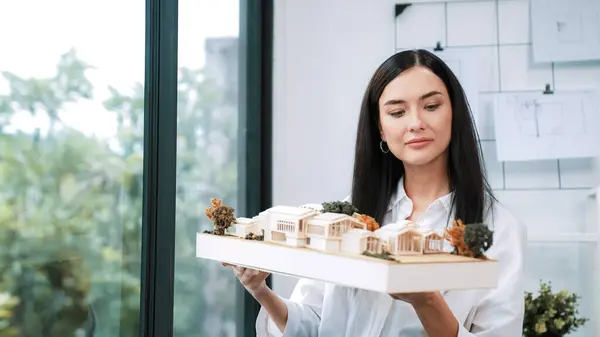 Nahaufnahme Von Qualifizierten Jungen Schönen Kaukasischen Architekten Lift Haus Modell — Stockfoto