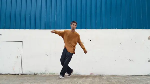 Homem Hispânico Esticar Braços Dançar Rua Dançando Frente Parede Filme — Fotografia de Stock